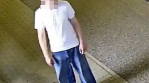 Czekała na taksówkę, została pobita. Policja szuka mężczyzny z psem