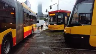 Autobus zablokował przejazd przez plac Zawiszy