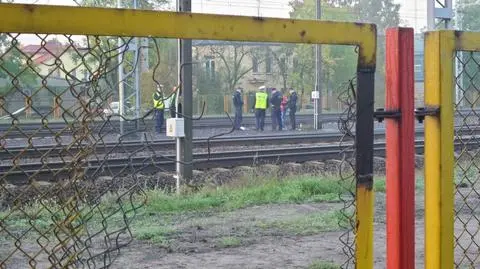 Wypadek na torach w Rembertowie. "Kobieta zabrana do szpitala"