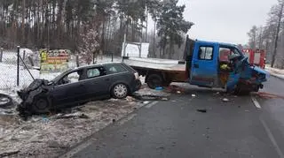 Zderzenie trzech aut na DK53 w miejscowości Zabrodzie