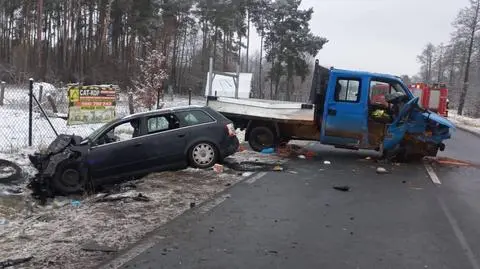 Zderzenie trzech aut na DK53 w miejscowości Zabrodzie