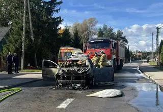 Auto doszczętnie spłonęło, jedna osoba trafiła do szpitala
