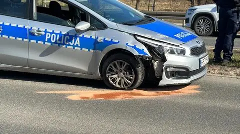 Policyjny radiowóz uderzył w bariery