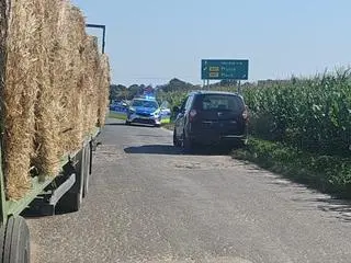 Kierowca jechał slalomem, po drodze wyrzucił butelkę