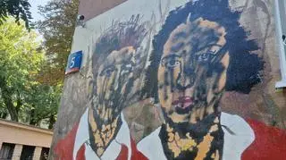 Zniszczony mural upamiętniający bohaterów powstanie w getcie warszawskim 