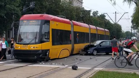 Wołoska: samochód pod tramwajem