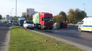 Tir najechał na tył traktora