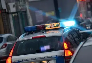 75-latek strzelił do znajomej siedzącej w aucie, trafił ją w głowę 