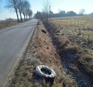 Opony leżą wzdłuż dróg powiatu radomskiego