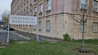 Budynek Wydziału Geologii UW nieczynny po pożarze w rozdzielni