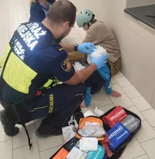 Chłopiec zahaczył głową o ostry kant