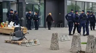 Policja zabezpieczyła wejścia do hali przy Modlińskiej