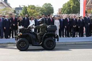 Sprzęt na defiladzie na Wisłostradzie 