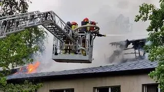 Strażacy gaszą ogień z podnośników 