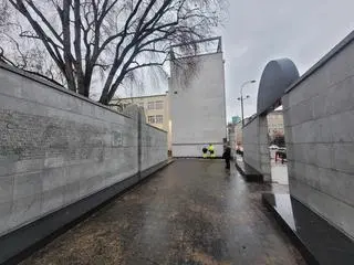 Usuwanie napisu z pomnika Umschlagplatz