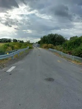 Droga gminna w miejscowości Sobiekursk zamieniona w śmietnik
