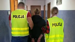 Policjanci z zatrzymaną kobietą