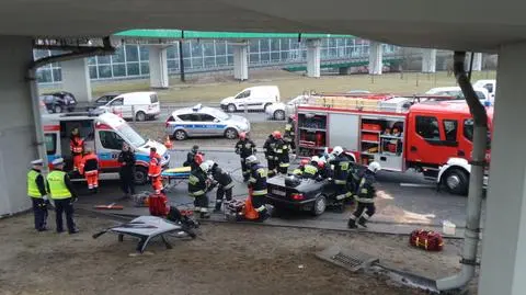 BMW rozbite na filarze mostu. Wypadek sparaliżował objazd