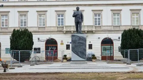 Ogrodzony pomnik Lecha Kaczyńskiego w Warszawie