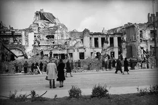 Akcja odgruzowywania pałacu Blanka na placu Teatralnym, 1945