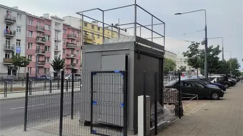 Przy ruchliwej ulicy stanęła szara budka. "Będzie mierzyć zanieczyszczenia z transportu"