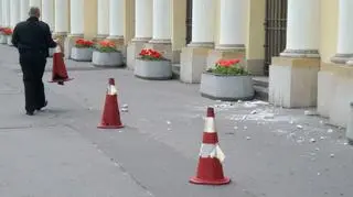 Spadający gzyms poranił przechodnia