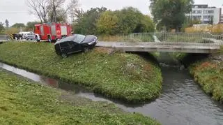 Auto zsunęło się z drogi