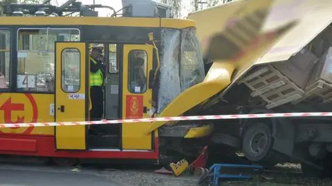 Ciężarówka wypełniona paczkami zderzyła się z tramwajem