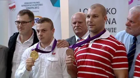 Witają sztangistów na Okęciu