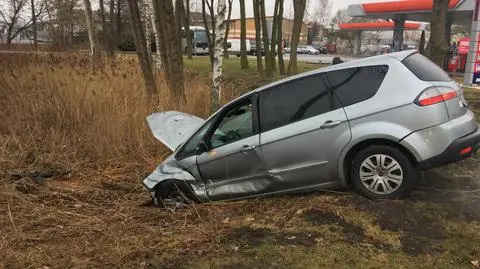 Zderzenie dwóch samochodów, jeden w rowie 