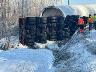 Na drodze 637 przewrócił się transport z elementami elektrowni wiatrowej