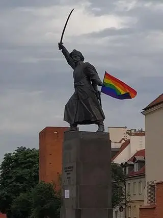 Tęczowa flaga na pomniku Jana Kilińskiego