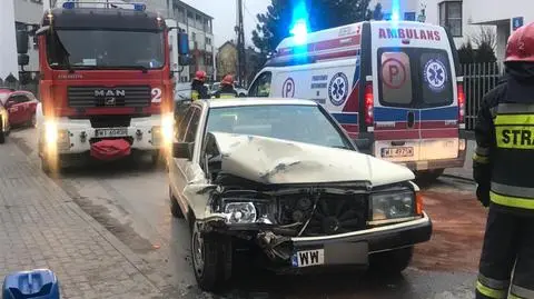 Wypadek we Włochach. Policja: dwa promile, brak prawa jazdy, twierdzi, że kierował