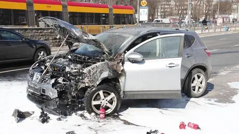 Zderzenie dwóch nissanów zakończyło się pożarem