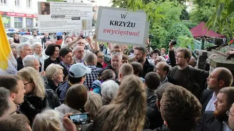 Modlitwy przed teatrem. Nie wpuszczali na czytanie dialogów z "Golgota Picnic"