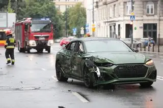 Sportowe audi uderzyło w kontenery 