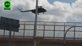 Helikopter lata tuż nad ulicami