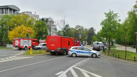 Strażacy w Ministerstwie Sprawiedliwości, zamknięte Aleje Ujazdowskie. Tajemnicza paczka z... wyborczymi banerami