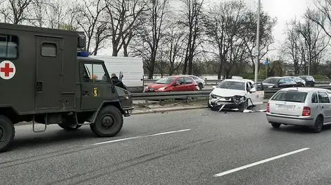 Wisłostrada: zderzenie wojskowej ciężarówki z taksówką