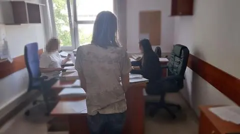 Wtargnęła do mieszkania sąsiadki. Policjantów "wyzywała, szarpała i szczuła swoim psem"