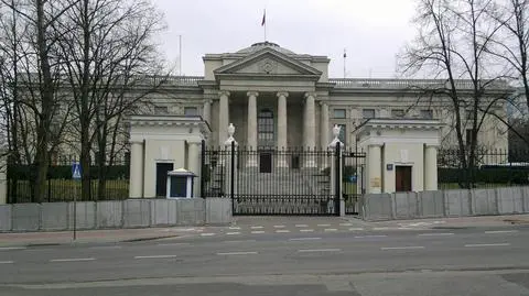 Barierki przed ambasadą rosyjską.  Policja szykuje się na protest