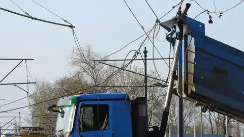 Samochód ciężarowy zerwał sieć trakcyjną na Pradze. Utrudnienia