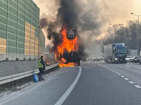 Pożar dźwigu samochodowego na trasie S8