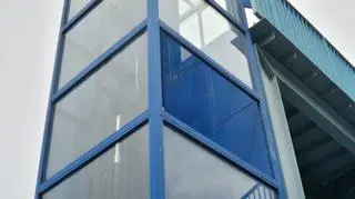 Winda jeździ kilka metrów nad ziemią 