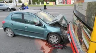 Wypadek na Puławskiej. Peugeot uderzył w autobus