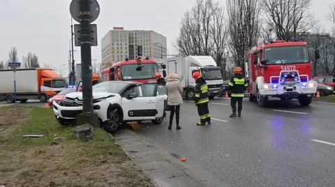 Zderzenie na Puławskiej. Citroen na latarni