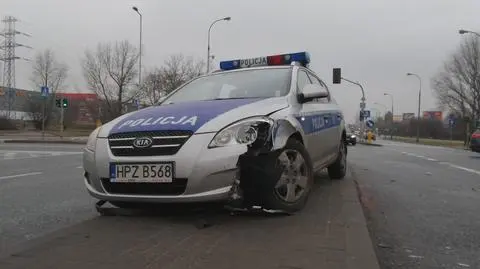 Radiowóz skosił znak. "Chciał uniknąć zderzenia"
