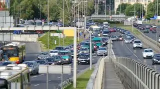 Zakleszczył się między autobusami