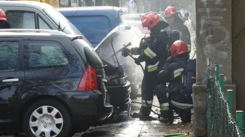 Pożar citroena na Czerskiej. "Ogień w komorze silnika"