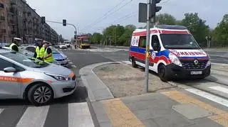 Samochód uderzył w tramwaj na Grochowskiej